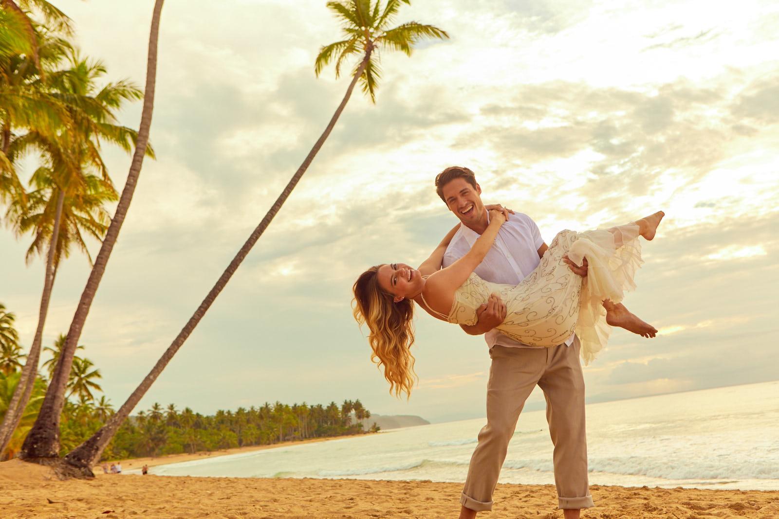Viva V Samana By Wyndham, A Trademark Adults All Inclusive Las Terrenas Kültér fotó A newlywed couple on the beach at Hard Rock Hotel & Casino Punta Cana