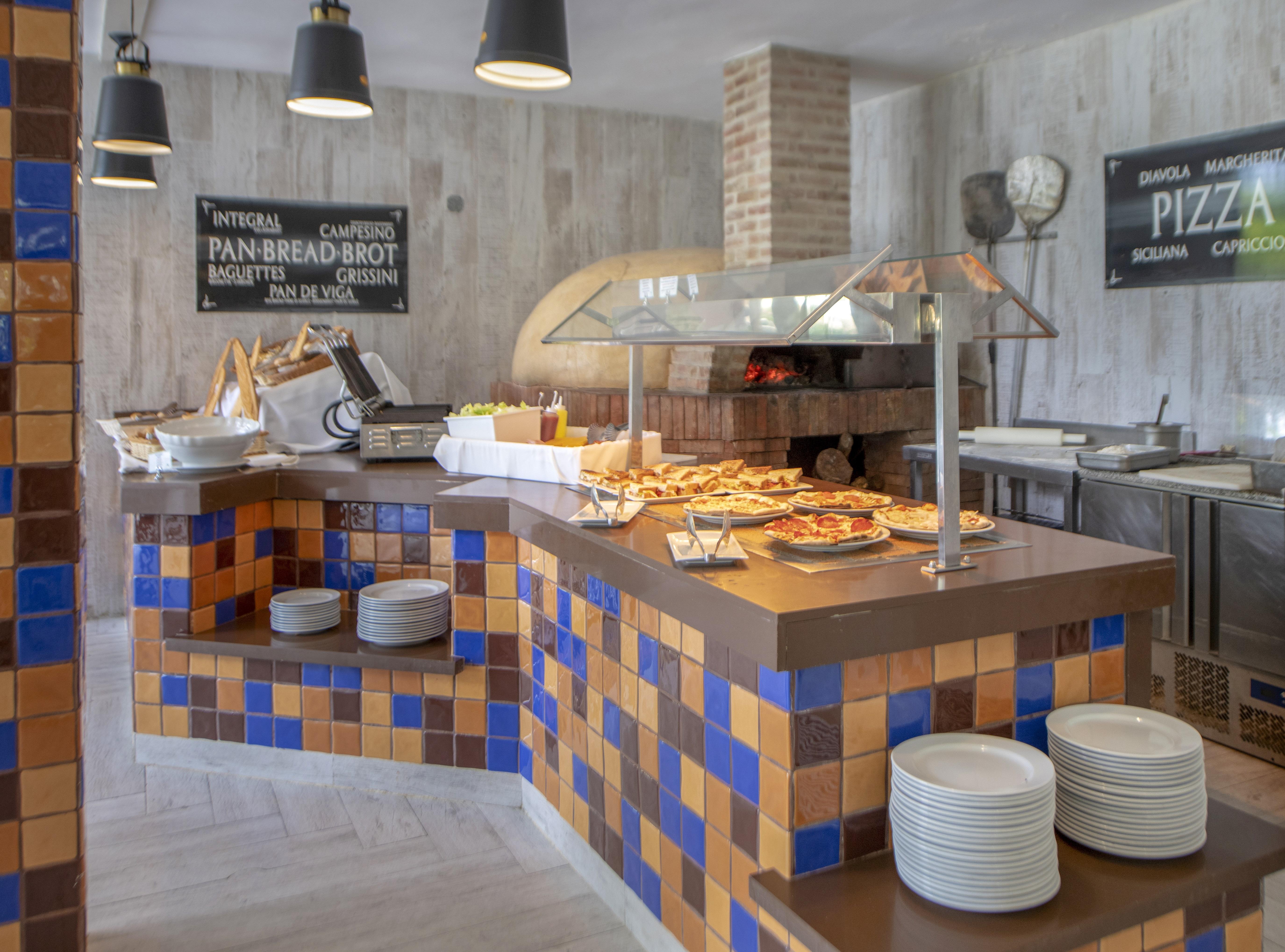 Viva V Samana By Wyndham, A Trademark Adults All Inclusive Las Terrenas Kültér fotó Pizza station at a buffet