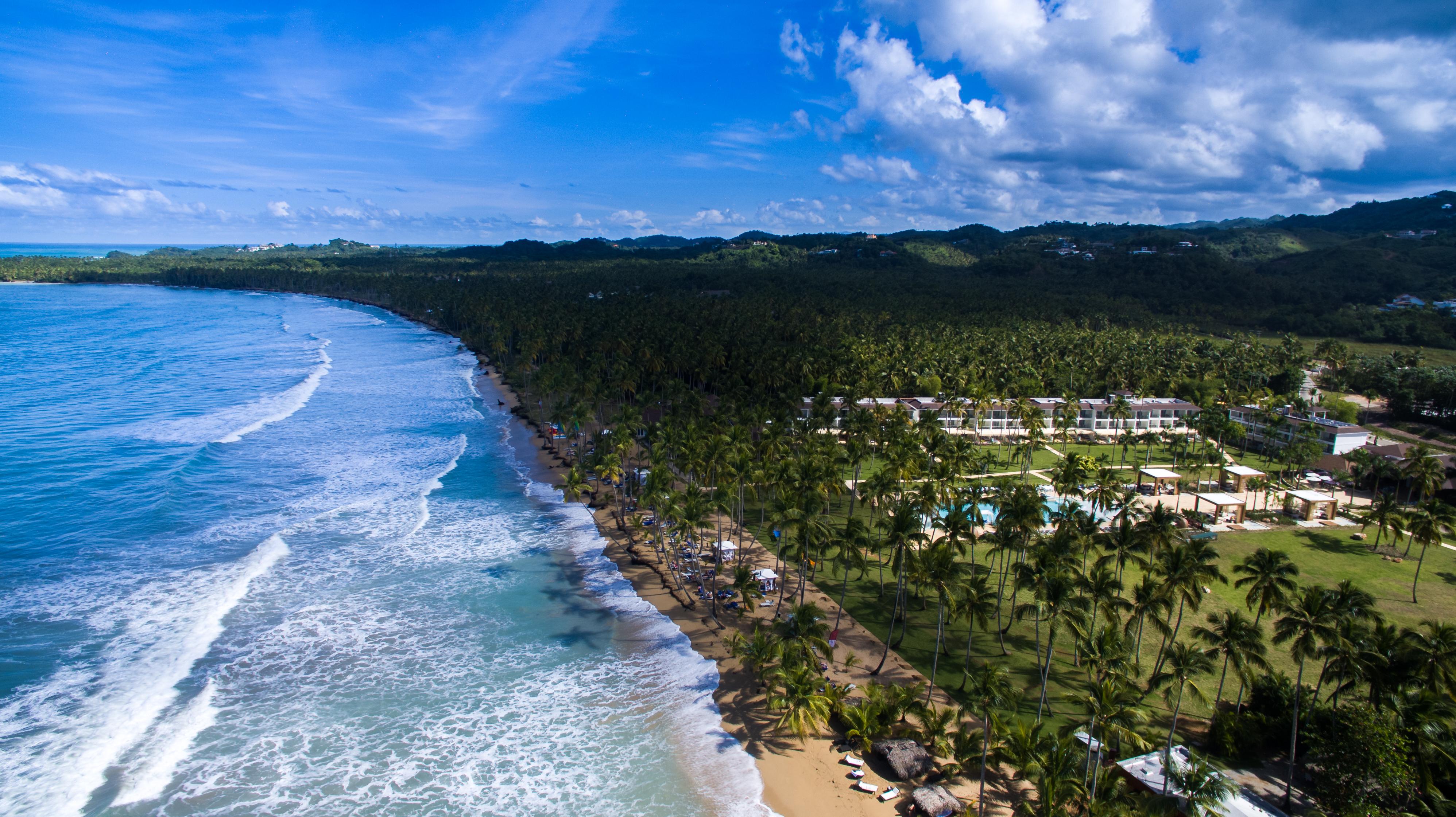 Viva V Samana By Wyndham, A Trademark Adults All Inclusive Las Terrenas Kültér fotó Aerial view of the beach