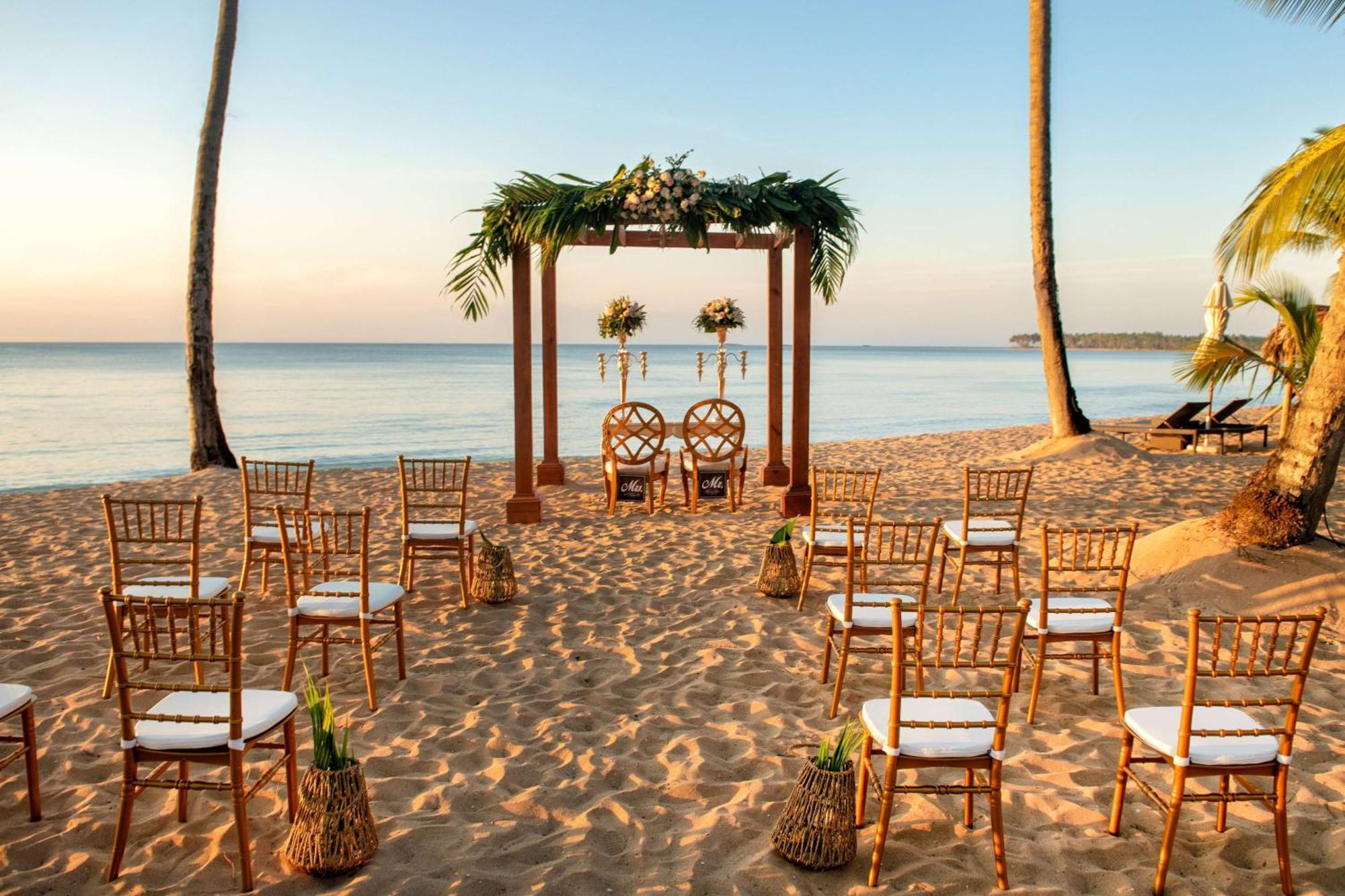Viva V Samana By Wyndham, A Trademark Adults All Inclusive Las Terrenas Kültér fotó A beach wedding