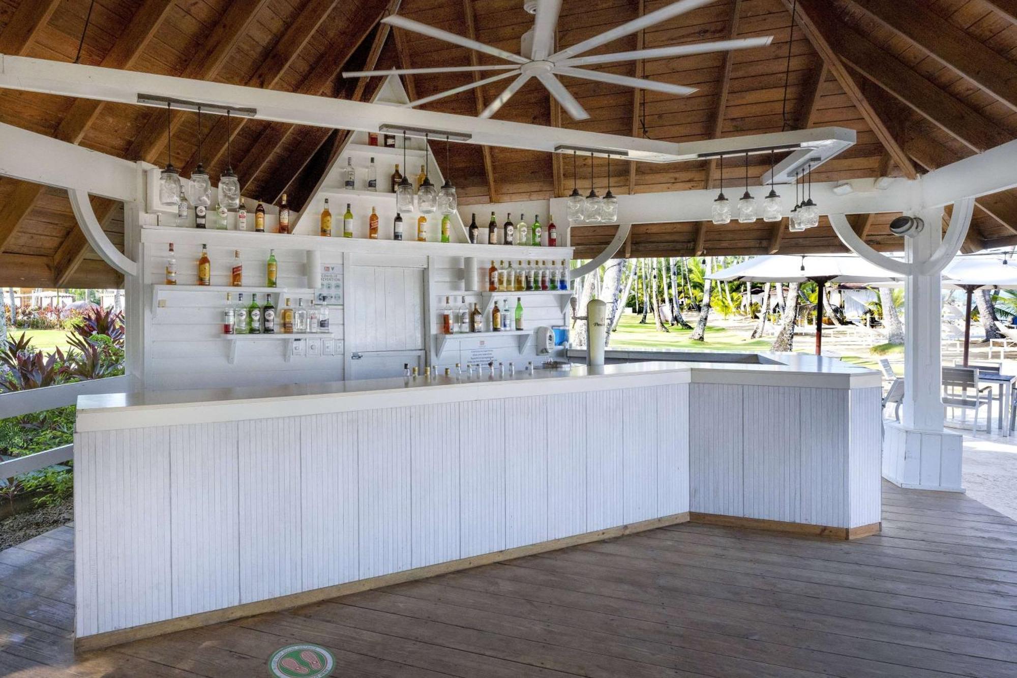 Viva V Samana By Wyndham, A Trademark Adults All Inclusive Las Terrenas Kültér fotó The bar at the beach club