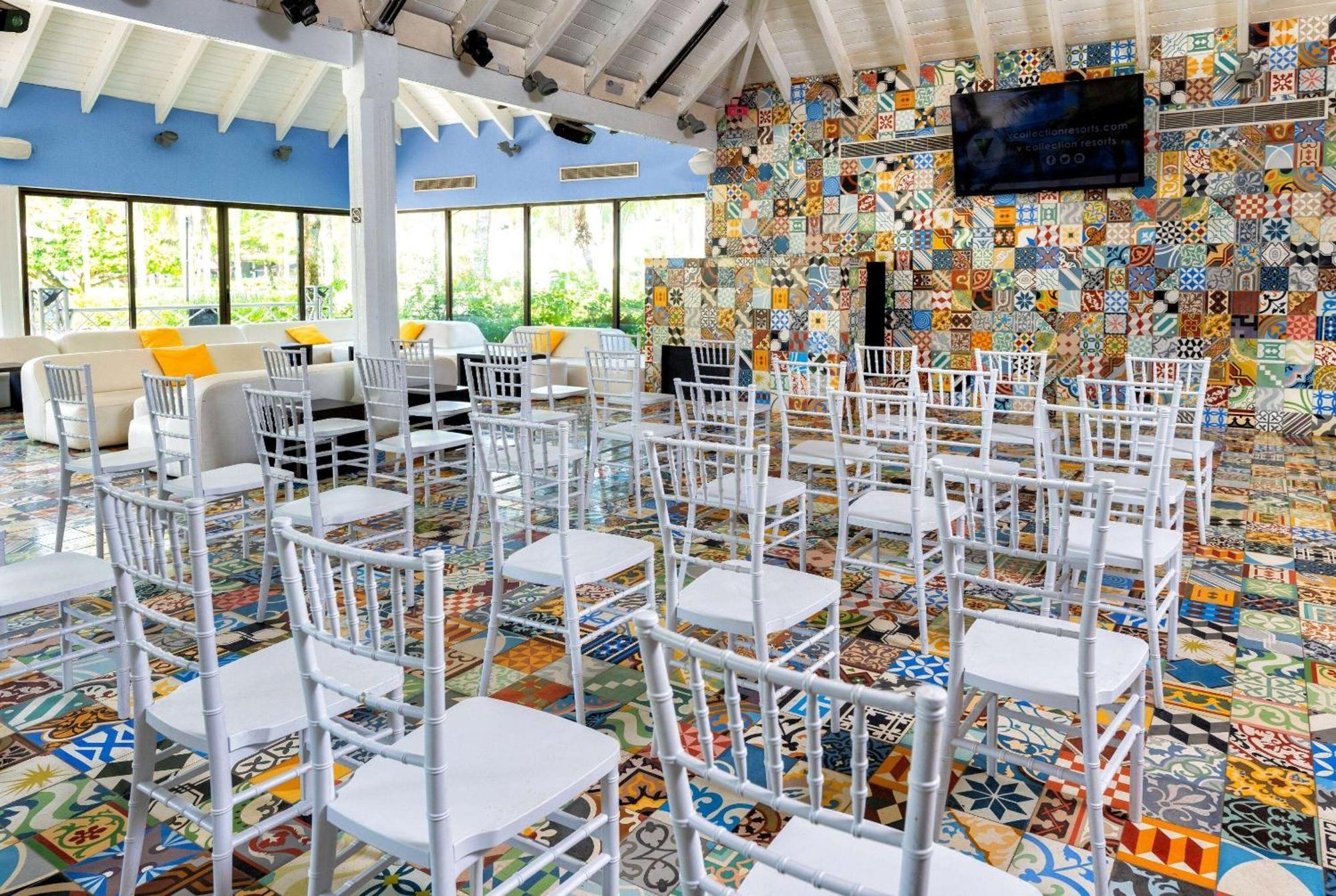 Viva V Samana By Wyndham, A Trademark Adults All Inclusive Las Terrenas Kültér fotó The interior of the clubhouse
